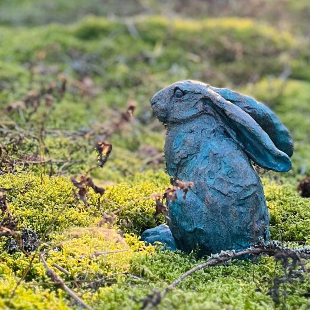 Hare skapad i stengods. Placerad på mossa i skogen.